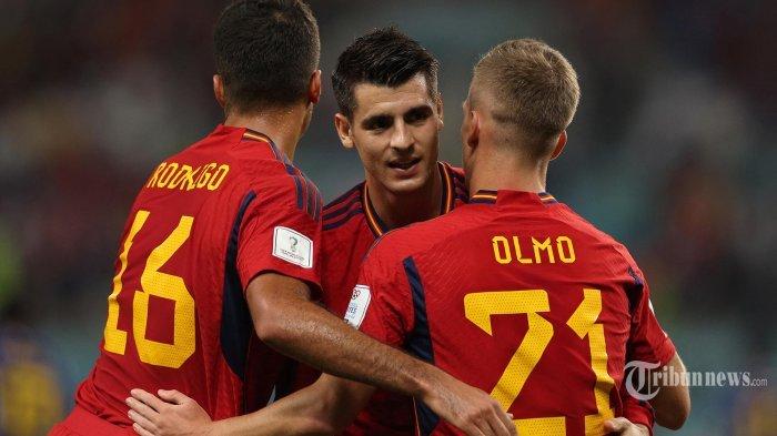 Penyerang Spanyol Alvaro Morata (Tengah) merayakan gol pertama timnya selama pertandingan sepak bola Grup E Piala Dunia 2022 Qatar antara Jepang dan Spanyol di Stadion Internasional Khalifa di Doha pada 1 Desember 2022. (Adrian DENNIS / AFP)