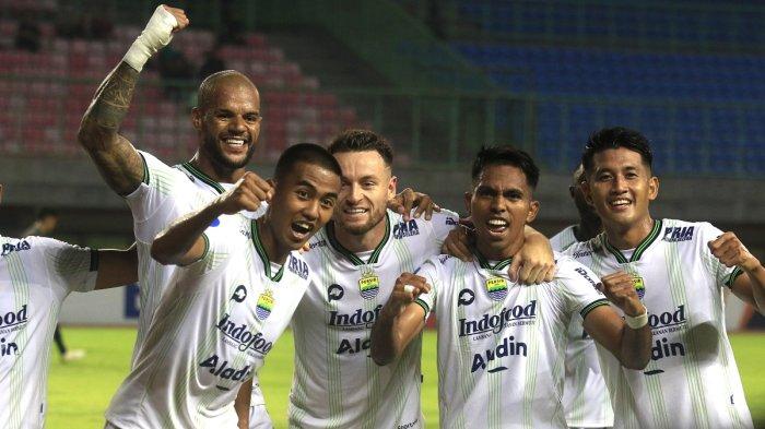 SELEBRASI DAVID : Pemain Persib Bandung David da Silva melekakukan selebrasi setelah mencetak gol ke gawang Bhayangkara FC saat pertandingan Liga 1 2023/2024 di Stadion Patriot Candra Bhaga, Bekasi, Sabtu (23/9). Pertandingan dimenangkan Persib Bandung dengan skor (2-1).