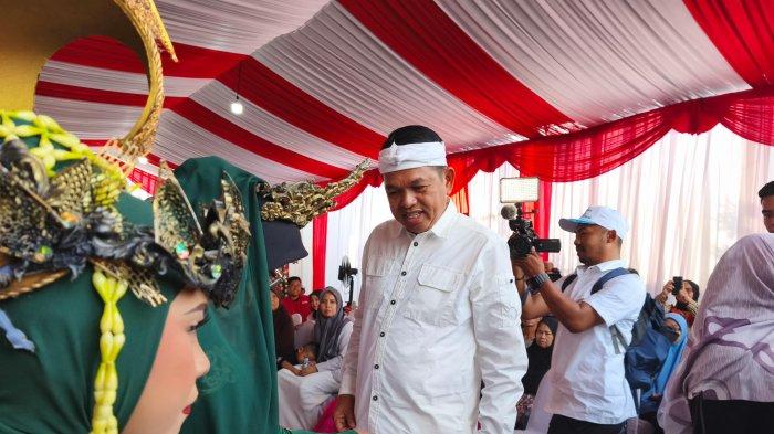 Kang Dedi Mulyadi saat tiba di TPS 003, Desa Sawah Kulon, Kecamatan Pesawahan, Kabupaten Purwakarta pada Rabu (27/11/2024).