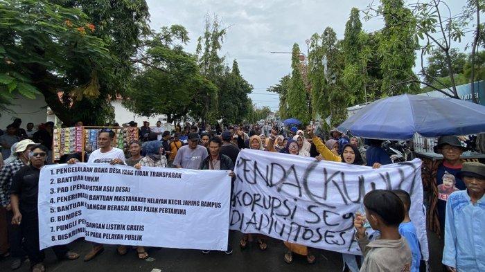 KADES KORUP - Warga Desa Majakerta, Kecamatan Balongan, Indramayu saat demo melaporkan kepala desa mereka di Pendopo Indramayu , Kamis (19/6/2025)