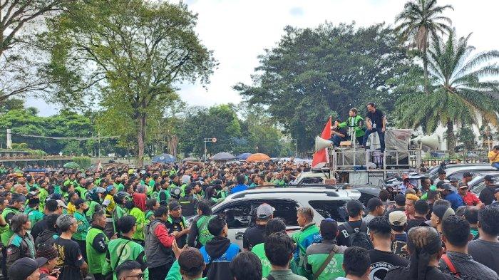Demo pengemudi ojek online dan taksi online di Jalan Diponegoro di depan Gedung Sate, Kota Bandung, Selasa (25/6/2024)