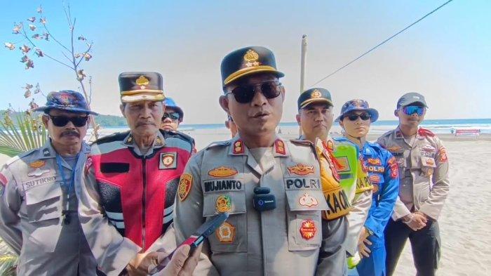 WAWANCARA - Saat Kapolres Pangandaran AKBP Mujianto didampingi jajarannya diwawancarai sejumlah wartawan di depan Pos 5 Pantai Barat Pangandaran, Rabu (2/4/2025)