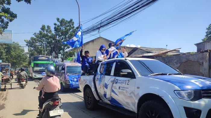 Pendukung Prabowo-Gibran melintas di Jalan Derwati untuk menuju Stadion Gelora Bandung Lautan Api menghadiri kampanye akbar Prabowo-Gibran, Kamis (8/2/2024).