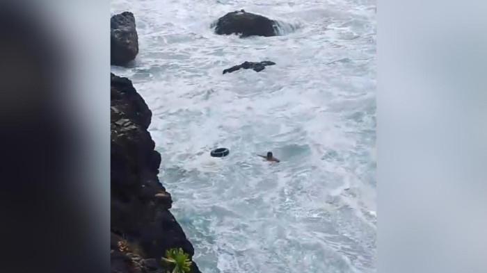 DISELAMATKAN - Tangkapan layar detik-detik penyelamatan mahasiswa Ikopin yang terseret arus di Pantai Puncak Guha, Kabupaten Garut, Jawa Barat, Minggu (20/7/2025) pagi. 2 kawannya belum ditemukan hingga minggu malam.