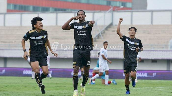 Dewa United menang lewat gol semata wayang Alex Martins yang diciptakan pada menit ke-75 dalam laga perdana BRI Liga 1 2023/24 di Stadion Indomilk Arena, Tangerang, Minggu (2/7).