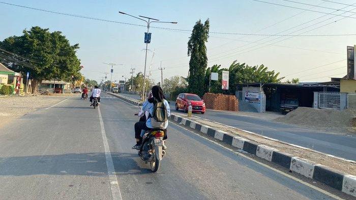 Kondisi terkini lokasi tawuran kelompok simpatisan pendukung calon kepala desa (cakades) di Jalan Pantura, tepatnya di Desa/Kecamatan Kapetakan, Kabupaten Cirebon, Senin (18/9/2023).
