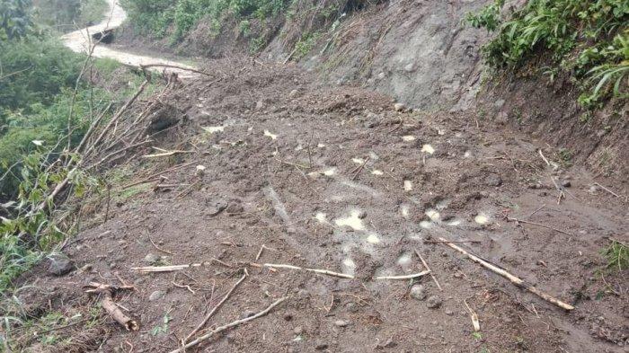 Akses warga di wilayah Desa Cicadas, Kecamatan Rongga, Kabupaten Bandung Barat (KBB), terputus imbas ruas jalan diterjang longsor di sembilan titik, Rabu (23/11/2023) malam.