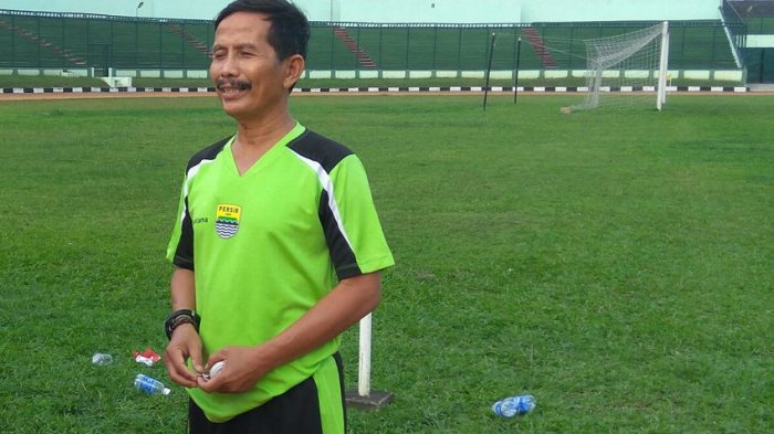 Djajang Nurjaman saat diwawancarai seusai memimpin latihan terakhir di Stadion Siliwangi Kamis (15/6/2017)