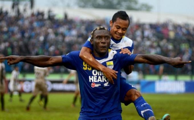 Herman Dzumafo saat masih memperkuat Persib Bandung.