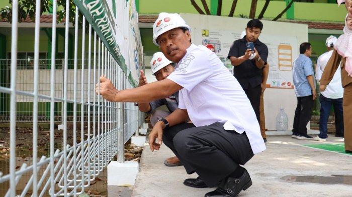 SEKOLAH RAKYAT - Wali Kota Cirebon, Effendi Edo, bersama jajaran pejabat terkait meninjau langsung kesiapan sarana dan prasarana Sekolah Rakyat di SMPN 18 Kota Cirebon, Juni 2025.
