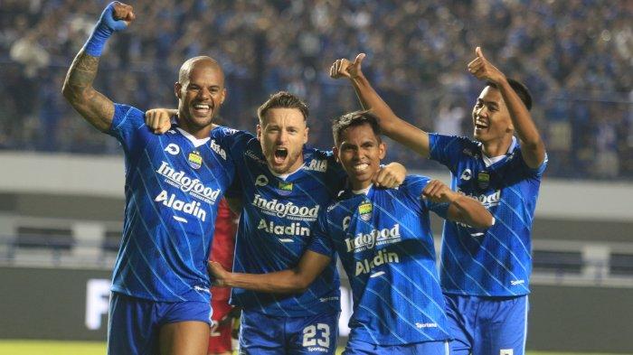 Pemain Persib Bandung David da Silva, Marc Klok, Frets Butuan, dan Kakang Rudianto meluapkan ekspresinya atas gol Frets Butuan saat pertandingan Liga 1 2023/2024 di Stadion Gelora Bandung Lautan Api, Sabtu (28/10). Persib Bandung menang telak dengan skor (4-1).