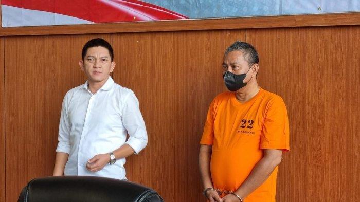 Pelaku RT (57) oknum anggota Dishub yang lecehkan siswi SD tetangganya saat diberi kesempatan untuk membeberkan perbuatannya di Polres Metro Jakarta Pusat