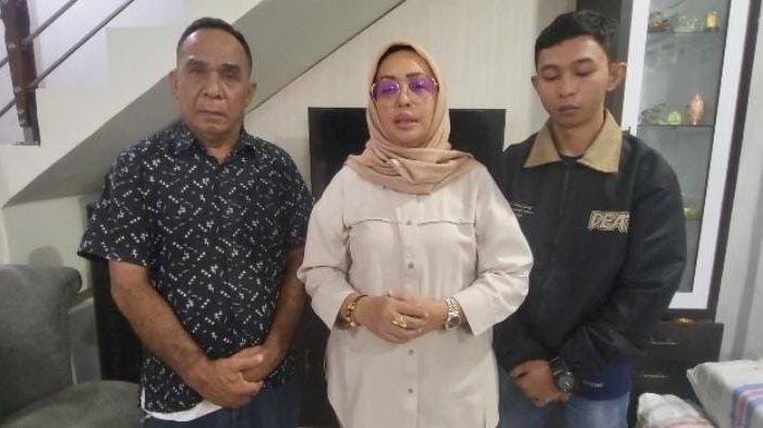Ely Toisutta dan keluarga saat membuat video pernyataan soal anak mereka yang menganiaya remaja hingga tewas di Ambon, Selasa (1/8/2023).