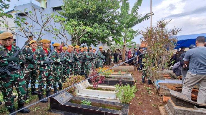 PEMAKAMAN - Suasana pemakaman militer Mayor CPL Anda Rohanda di Desa Cinunuk, Kecamatan Cileunyi, Kabupaten Bandung pada Selasa (13/5/2025).