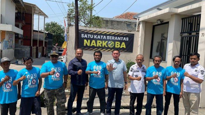 Jajaran satnarkoba Polresta Bandung di Desa Cingcin, Soreang yang dijadikan desa percontohan Kampung Tangguh Bebas Narkoba.