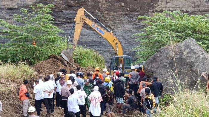 LONGSOR ARGASUNYA - Proses evakuasi terhadap dua pekerja tambang pasir yang diduga tertimbun longsor di lokasi galian C, Blok RT 2 RW 10, Kedung Jumbleng, Kelurahan Argasunya, Kecamatan Harjamukti, Kota Cirebon, akhirnya dilakukan pada Rabu (18/6/2025) sore.