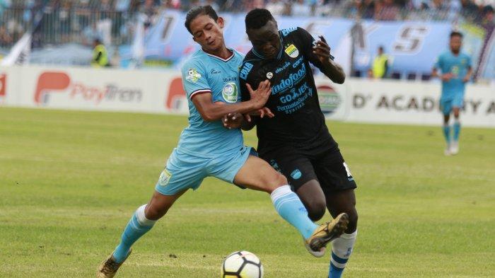 Ahmad Subagja Baasith (kiri) saat membela Persela Lamongan.