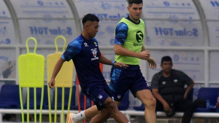 Dua pemain Persib Bandung, Febri Hariyadi dan Nick Kuipers dalam sesi latihan di Stadion Sidolig, Kota Bandung, Rabu (14/6/2023).