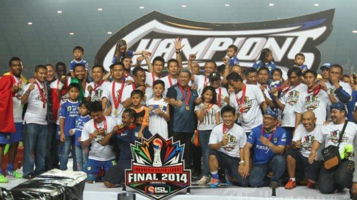Para pemain Persib Bandung bersama Gubernur Jawa Barat, Ahmad Heryawan (tengah), Wali Kota Bandung, Ridwan Kamil (jongkok, tiga kanan), dan tim official serta sejumlah anak-anak mereka berfoto usai pengalungan medali setelah Persib menjadi juara dalam laga final Indonesia Super League (ISL) 2014 di Stadion Gelora Sriwijaya, Jakabaring, Palembang, Jumat (7/11/2014) malam. Persib berhasil menjadi juara ISL 2014 setelah mengalahkan Persipura Jayapura lewat babak adu penalti.