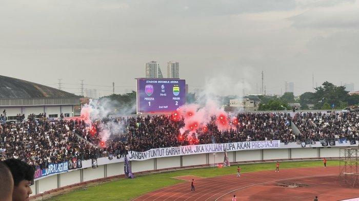 Laga Persita Tangerang dan Persib Bandung pada pekan ke-33 Liga 1 2024/2025 di Stadion Indomilk Arena, Tangerang, harus dihentikan sementara karena kabut tebal dari flare yang dinyalakan oleh suporter tuan rumah.