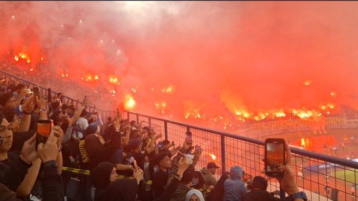 FLARE DI STADION GBLA - Para suporter Persib Bandung menyalakan flare usai laga Persib Bandung vs Persis Solo di Stadion GBLA, Gedebage, Bandung, Sabtu (24/5/2025). Tribunnews/Abdul Majid