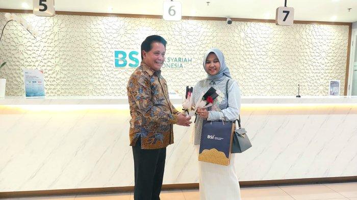 Memperingati Hari Pelanggan Nasional, Direktur Utama PT Bank Syariah Indonesia Tbk (BSI) Hery Gunardi menyapa langsung dan memberikan hadiah kepada nasabah yang datang di BSI KC Asia Afrika Bandung pada Selasa (4/9/2023)