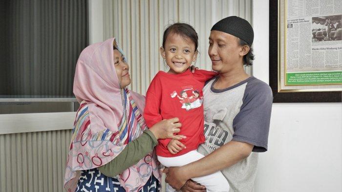 Melalui program Layanan Kesehatan Cuma-cuma (LKC), Dompet Dhuafa menyalurkan bantuan Alat Bantu Dengar kepada Azkadina.