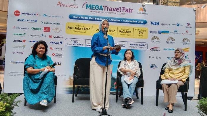 Regional Head Bank Mega - Bandung, RIka Rahayu Begawan saat memberikan sambutan pada acara Mega Travel Fair Fase 2 di Atrium Trans Studio Mall Bandung