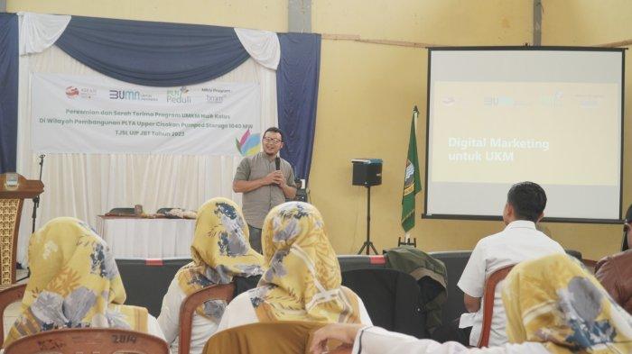 PT PLN (Persero) terus menunjukan konsistensinya dalam mendukung perekonomian daerah melalui pengembangan UMKM. Kali ini, melalui program PLN Peduli bantuan berupa pelatihan untuk pengembangan UMKM disalurkan kepada warga yang berada di kawasan pembangunan PLTA Upper Cisokan Pumped Storage (UCPS).