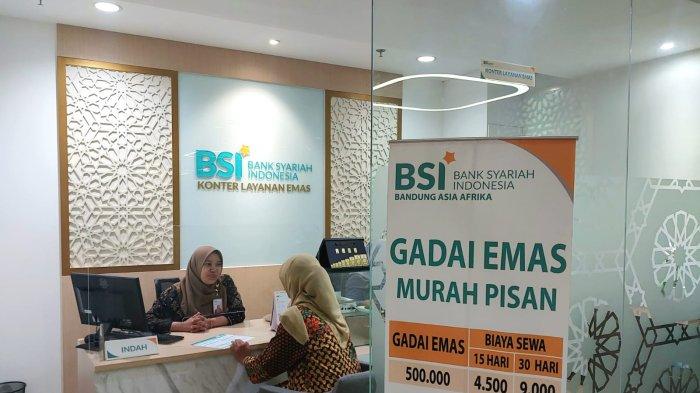 Nasabah berkonsultasi di Konter Layanan Emas BSI KC Asia Afrika, dengan semangat Ultimate Service, BSI memberikan layanan terbaik kepada nasabah dengan mengedepankan solusi digital dan uniqueness layanan di lebih dari 1.500 outlet di seluruh Indonesia