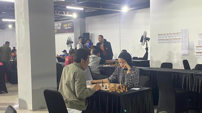 SUPER CHESS SERIES - Suasana pertandingan Super Chess Series III di PISET Mall, Jalan Pelajar Pejuang 45, Kota Bandung, Minggu (20/7/2025).