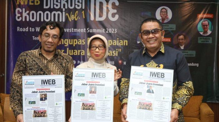 Kepala Dinas Penanaman Modal dan Pelayanan Terpadu Satu Pintu (DPMPTSP) Jabar Nining Yuliastiani (tengah), Bayu Kharisma, Akademisi FEB Unpad (kiri), dan Ketua Kadin Jawa Barat Cucu Sutara (kanan) pada acara IDE Diskusi Ekonomi dengan tema