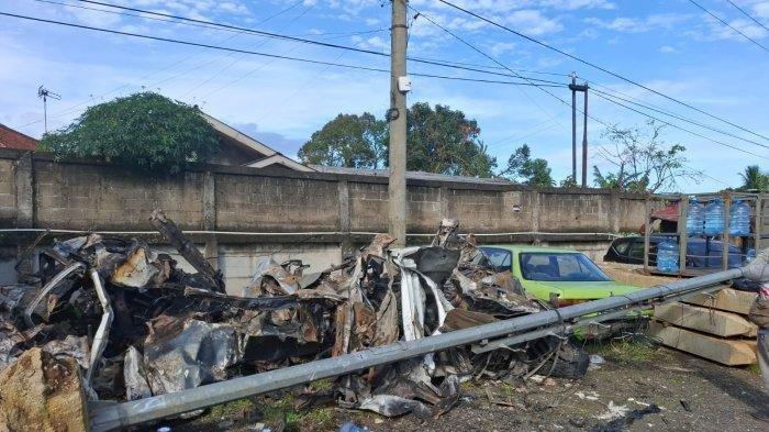 HABIS TERBAKAR - Bangkai kendaraan yang terbakar dalam kecelakaan di Gerbang Tol Ciawi kini berada di Kantor PJR Ciawi. Kecelakaan maut yang terjadi Selasa malam (4/2/2025) menewaskan setidaknya 8 orang. (TribunnewsBogor/Soewidia Henaldi)