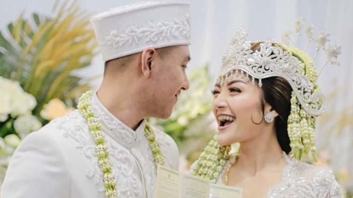 Gaun pengantin Siti Badriah untuk resepsi pernikahan, cantik dan glamor, panjangnya hampir dua meter.