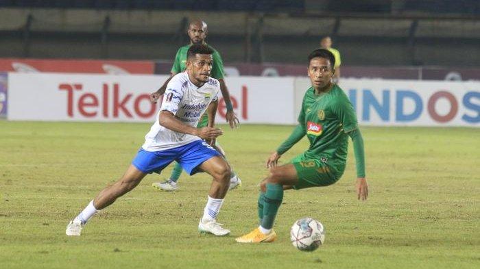 Gelandang Persib Bandung Ricky Kambuaya (kiri) saat mencoba melewati pemain PS Sleman di perempatfinal Piala Presiden 2022 di Stadion Si Jalak Harupat, Kabupaten Bandung, Jumat (1/7/2022) malam. Persib kalah dalam adu penalti.