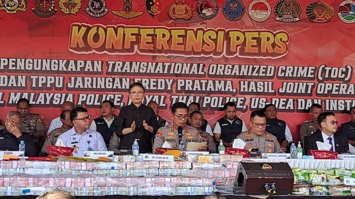 Kabareskrim Polri Komjen Wahyu Widada menggelar konferensi pers terkait pengungkapan sindikat bandar besar narkoba jaringan Internasional, Fredy Pratama di Lapangan Bhayangkara, Jakarta, Selasa (12/9/2023). (Tribunnews.com/Abdi Ryanda Shakti).
