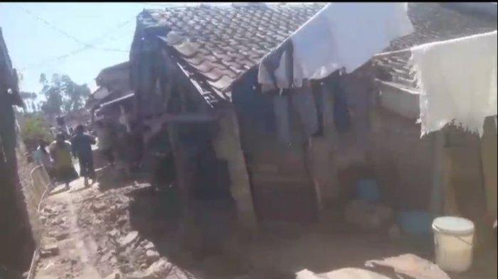 Gempa bumi berkekuatan 5.0 magnitudo mengguncang Kabupaten Bandung dan daerah Garut sekitar pukul 09.41 WIB pada Rabu (18/9/2024). Getaran gempa terasa cukup kuat hingga wilayah Bandung Raya. Salah satu daerah yang terdampak berada di Desa Cibeureum, Kecamatan Kertasari, Kabupaten Bandung.
