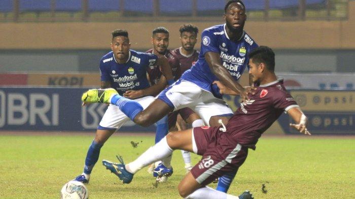 Geoffrey Castillion mencoba menendang bola dan dihalangi oleh bek PSM Makassar Abdulrahman.
