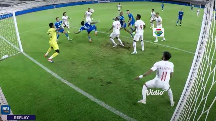 Penyerang Persib Bandung Ciro Alves saat melepaskan tendangan salto berbuah gol ke gawang Malut United di lanjutan Liga 1 2024/2025 di Stadion Gelora Bandung Lautan Api, Kota Bandung, Jumat 13 Desember 2024. Persib menang 2-0 di laga ini.