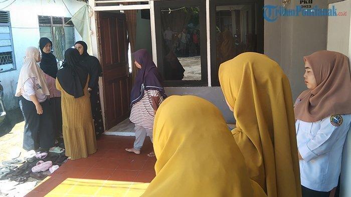 Sejumlah guru SDN 03 Pontianak mendatangi rumah korban untuk melayat, di Jalan Meranti, Gang Meranti 10, Kota Pontianak, Senin 6 Mei 2024.