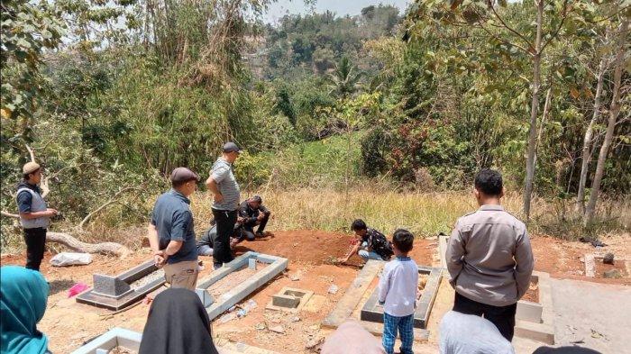 Ardiansyah Apandi (30) berziarah ke makam Mamay Maida (27), di TPU Cipeureu , Desa Buanamekar, Kecamatan Cibugel, Kabupaten Sumedang, Senin (2/10/2023).
