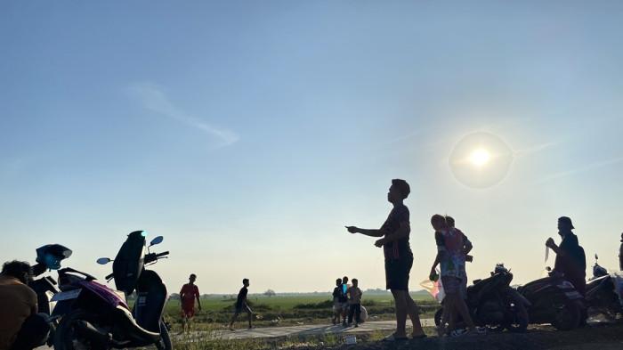 MAIN LAYANGAN - Warga saat bermain layangan di areal persawahan Jembatan Terusan, Kecamatan Sindang, Indramayu, Minggu (20/7/2025)