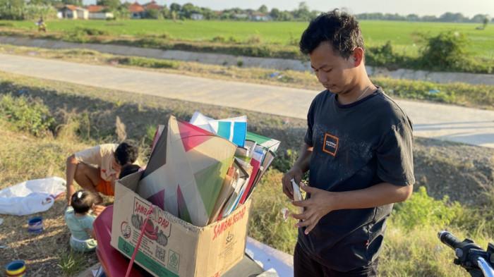 ilustrasi penjual layangan di sawah