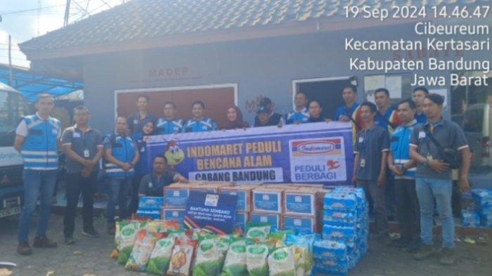 Indomaret Cabang Bandung menyerahkan bantuan sembako kepada korban terdampak bencana gempa bumi yang terjadi di Kecamatan Kertasari Kabupaten Bandung.