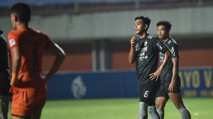 Indra Mustafa (6) saat bersama Persib Bandung.