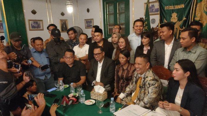 Ayah Eki, korban pembunuhan dan pemerkosaan bersama kekasihnya bernama Vina, Iptu Rudiana akhirnya muncul ke publik di wilayah Cirebon saat konferensi pers bersama tim Hotman 911 di salah satu keraton di Kota Cirebon, Selasa (30/7/2024).