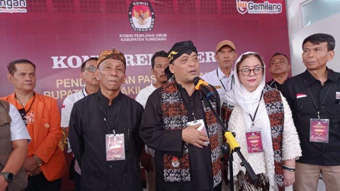 Pasangan calon bupati dan wakil bupati, Irwansyah Putra- Brigjen TNI (Purn) GRARV Mustikaningrat resmi mendaftar ke KPU Sumedang untuk kontestasi Pilkada 2024, Kamis (29/8/2024).