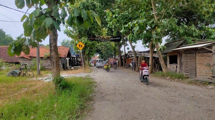 Jalur tikus di Kabupaten Cirebon untuk menghindari simpang empat Weru dan Pasar Kue Weru yang dikenal macet setiap arus mudik lebaran.