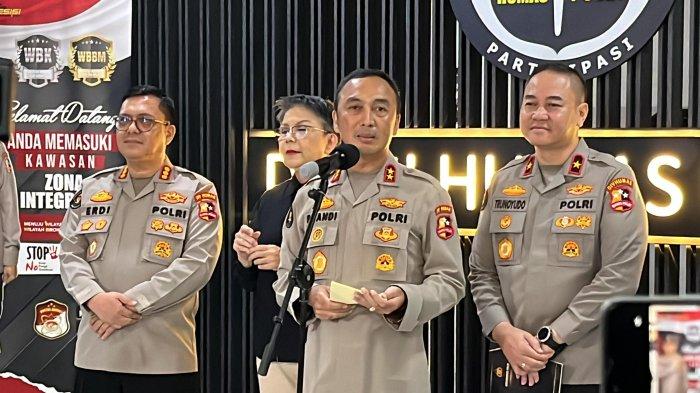 Kadiv Humas Polri Irjen Sandi Nugroho memberikan keterangan terkait kasus penguntitan yang dilakukan anggota Densus 88 Antiteror Polri ke Jampidsus Kejagung, Febrie Ardiansyah, Kamis (30/5/2024). (Tribunnews.com/Abdi Ryanda Shakti).