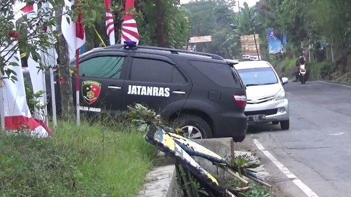 Mobil bertuliskan Jatanras Polda Jabar mendatangi TKP Kasus Subang.